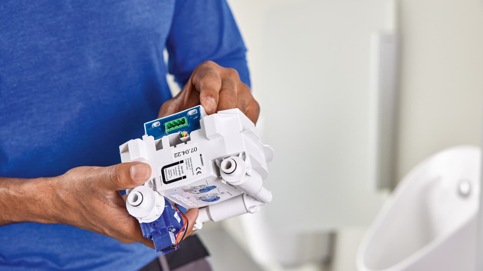 Installing the Geberit Bus converter in the integrated urinal flush control Installing the Geberit Bus converter in the integrated urinal flush control