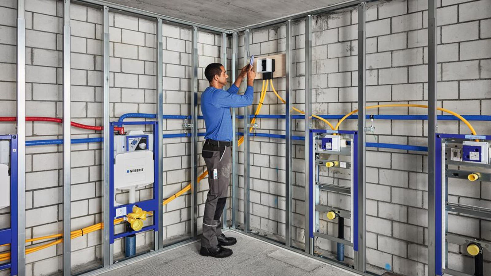 在 Geberit Duofix 系统中安装用于布线的管道和安装箱。 在 Geberit Duofix 系统中安装用于布线的管道和安装箱。